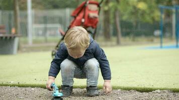 pojke spelar med leksak utomhus- video