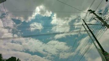 elétrico postes e nuvens Tempo lapso video