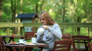 jovem mulher desfrutando uma Panela do chá video