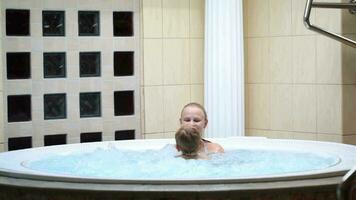 mor njuter en spa bad med henne son video