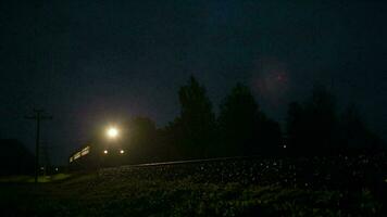 trem passagem velozes através uma rural área, de noite video