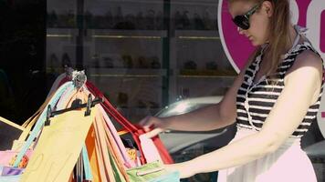 donna shopping per borse video