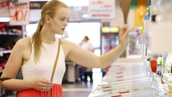 jung Frau Kauf Produkte beim das Supermarkt video