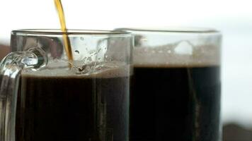 scrosciante nero birra in il birra tazza video