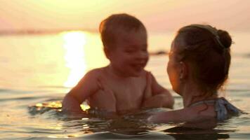 Mutter und Sohn schwimmen im das Meer video