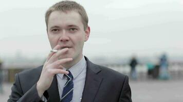 Geschäftsmann Denken während Rauchen ein Zigarette video