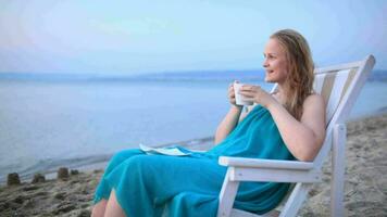 femme profiter une tasse de thé à le bord de mer video