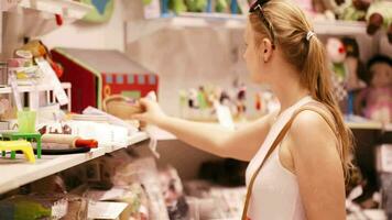 boodschappen doen voor speelgoed in de supermarkt video