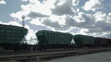 el carga tren es paso por en un soleado día video