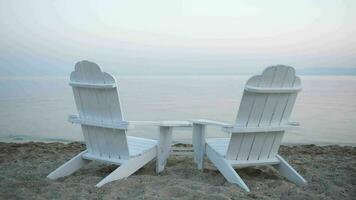 leeren hölzern Deck Stühle auf ein Strand video