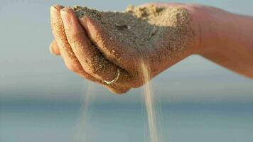 mujer llovizna mar arena mediante su dedos video