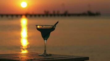 cocktail tropical avec vue sur un océan au coucher du soleil video