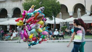 Ballon Verkäufer mit bunt Party Luftballons video