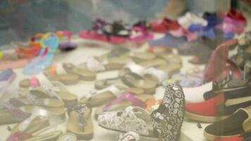jung Mädchen Vorbeigehen durch ein Schuh Geschäft video