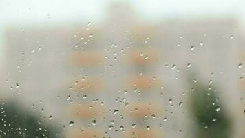 concentrer tirant de verre avec pluie gouttes à le bâtiment video