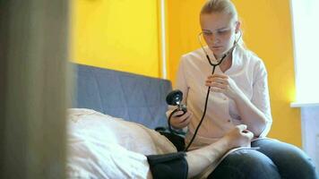 médico medidas el sangre presión a hogar video