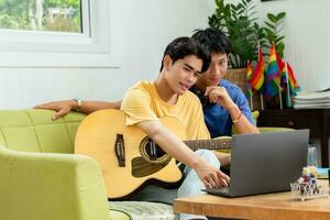 joven asiático gay Pareja gasto gratis hora en fin de semana juntos por jugando el guitarra en su vivo habitación, especial actividad de lgbt personas concepto. foto