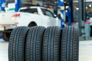 cerca arriba 4 4 nuevo llantas en el antecedentes de coche reparar centro. foto