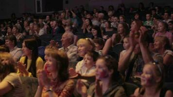 público aplaudido dentro teatro ou dentro cinema panela 2 video