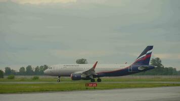 novosibirsk, ruso federación junio 14, 2019 - aeroflot aerobús a320 vq btx acelerar antes de salida y alrosa boeing 737 rodaje en el delantal después aterrizaje, temprano Mañana. video