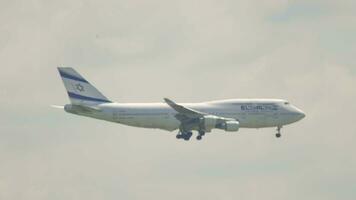 amsterdam, das Niederlande Juli 27, 2017 - - elal Israel Fluggesellschaften boeing 747 Annäherung Vor Landung beim Runway 18c Schwanenburgbaan. Schiffshol Flughafen, amsterdam, Holland video