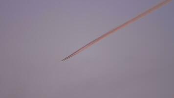 4k magnifique avion Piste à le coucher du soleil rouge lumière sur le ciel, avion couche la pollution video