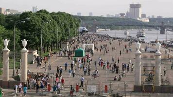 gens en marchant à parc culture dans Moscou, Russie video