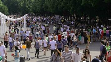 personas caminando a parque kultura en Moscú, Rusia video