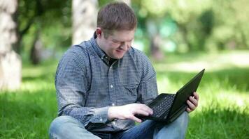 Geschäftsmann Arbeiten im das Park video