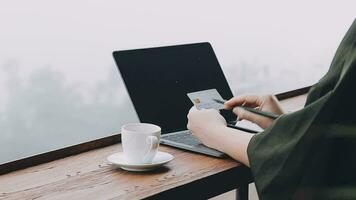 jovem viajante freelancer trabalhando online usando laptop e apreciando a bela paisagem natural com vista para a montanha ao nascer do sol video