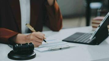 zaken en advocaten bespreken contractpapieren met koperen schaal op bureau in kantoor. wet, juridische diensten, advies, rechtvaardigheid en wet concept foto met film grain effect video