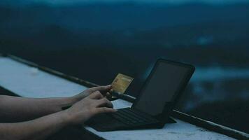 joven viajera independiente que trabaja en línea usando una computadora portátil y disfrutando del hermoso paisaje natural con vista a la montaña al amanecer video