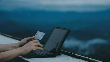 viaggiatore freelance di giovane donna che lavora online utilizzando il laptop e godersi il bellissimo paesaggio naturale con vista sulle montagne all'alba video