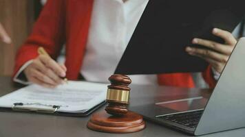 rättvisa och lag koncept.manlig domare i en rättssal med klubban, arbetar med, dator och dockningstangentbord, glasögon, på bordet i morgonljus video
