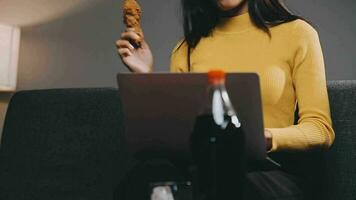 people are eating food, fried chicken together. video