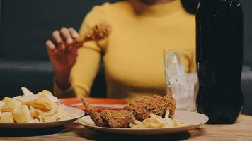 personas son comiendo alimento, frito pollo juntos. video