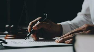 zaken en advocaten bespreken contractpapieren met koperen schaal op bureau in kantoor. wet, juridische diensten, advies, rechtvaardigheid en wet concept foto met film grain effect video