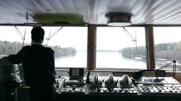 navegación oficial conducción Embarcacion en el río video
