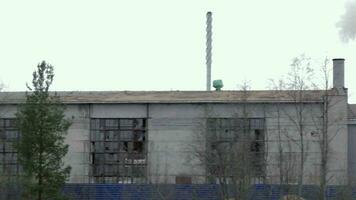 vieux abandonné usine avec travail cheminée video