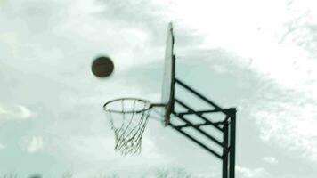 Männer spielen Basketball im ein Stadt Park Reihenfolge video