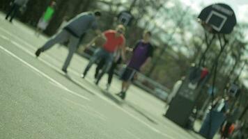 Jugendliche spielen Basketball im ein Stadt Park verwischt video