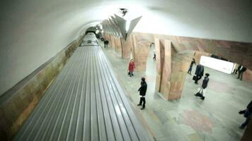 treno fuggiaschi a il Markistskaya la metropolitana stazione video