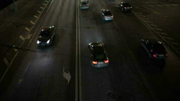 voiture circulation à nuit haute angle coup réel temps video