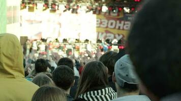 Menschen tanzen während das Open-Air Konzert video