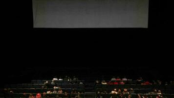 espectadores dentro a cinema casa variante com tela movimento video
