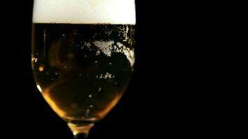 glas van beer Aan zwart macro video