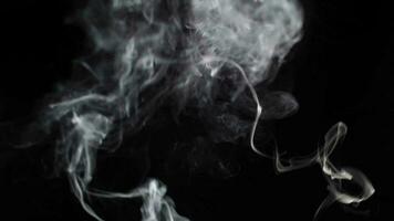 rök på svart bakgrund video