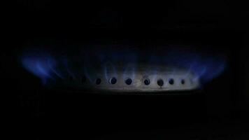 gas ardiente desde un cocina estufa video