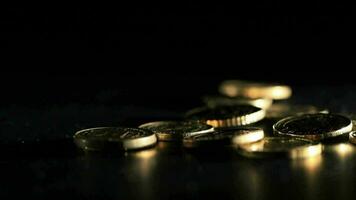 oro monedas que cae terminado oscuro antecedentes real imágenes no cg video