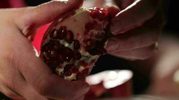 kvinnas händer tar bort frön från de granatäpple video